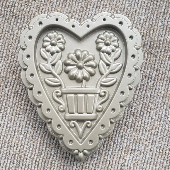 Williams Sonoma Gold Nordic Ware Decorative Heart Cake Pan Flowers Floral - Picture 1 of 8